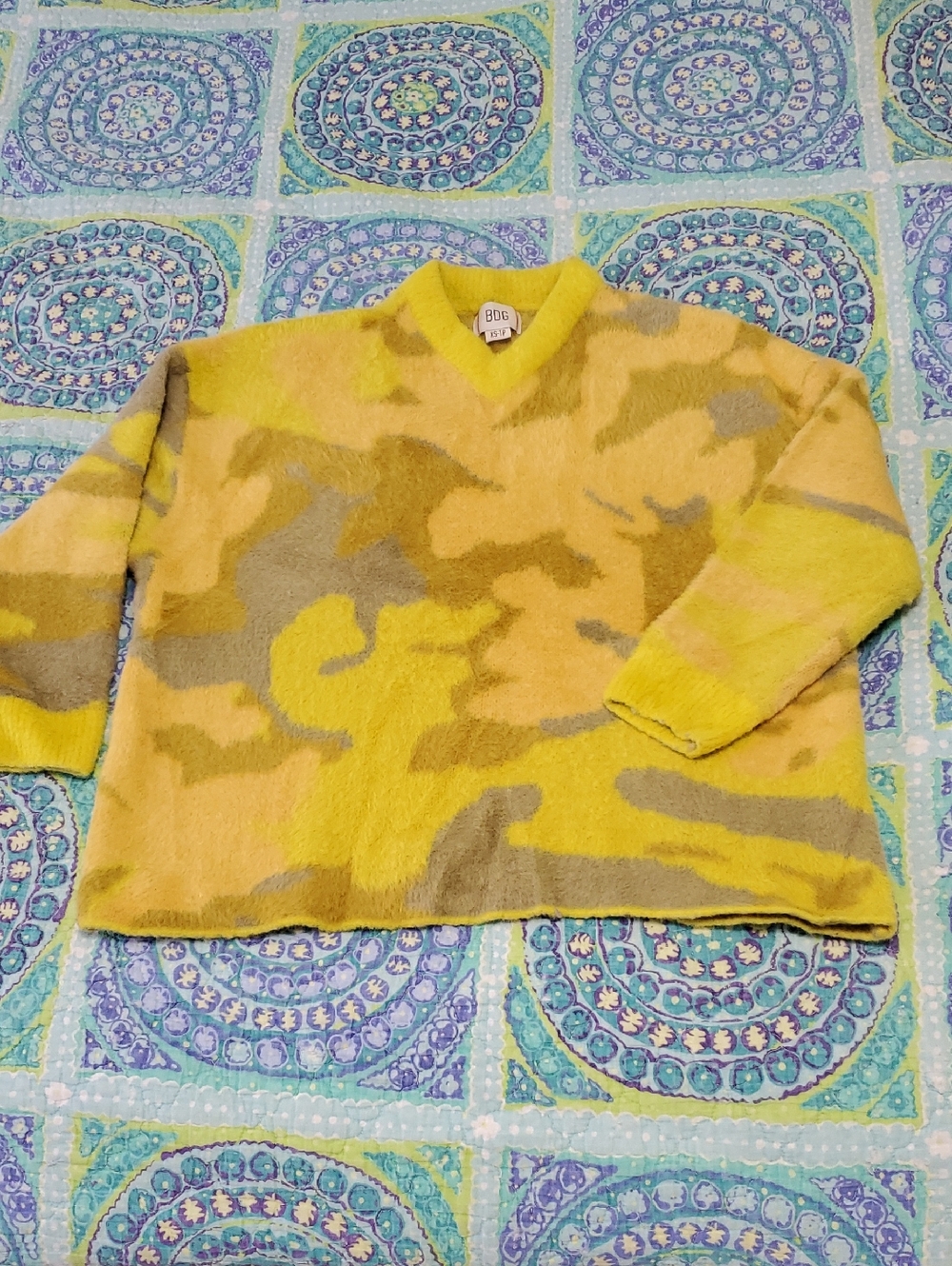 BDG xs women's yellow, gold, tan and light grey camouflage v-neck sweater
